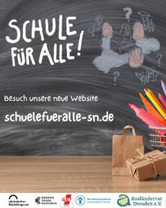 Tafel mit weißer Kreideschrift und Zeichnungen. Oben steht in großen Buchstaben: 'SCHULE FÜR ALLE!'. Darunter sind gezeichnete Hände, ein Schulgebäude und eine Sprechblase mit dem Wort 'Schule' zu sehen. Im unteren Bereich steht: 'Besuch unsere neue Website schulefueralle-sn.de'. Im Vordergrund rechts unten liegen eine braune Papiertüte und ein Stiftebecher auf einem Tisch. Am unteren Rand sind mehrere Logos von Organisationen abgebildet.